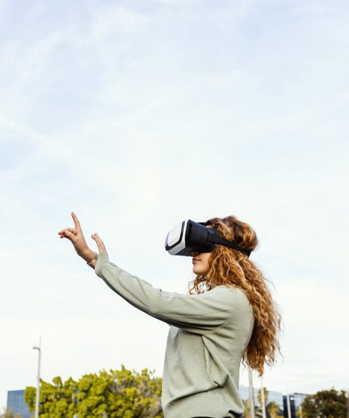 chica-tiro-medio-gafas-vr-al-aire-libre