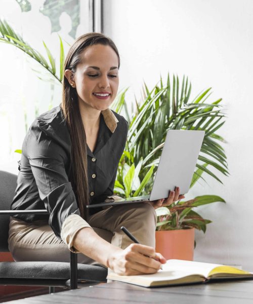 escritura-mujer-vista-delantera-cuaderno-trabajo-min