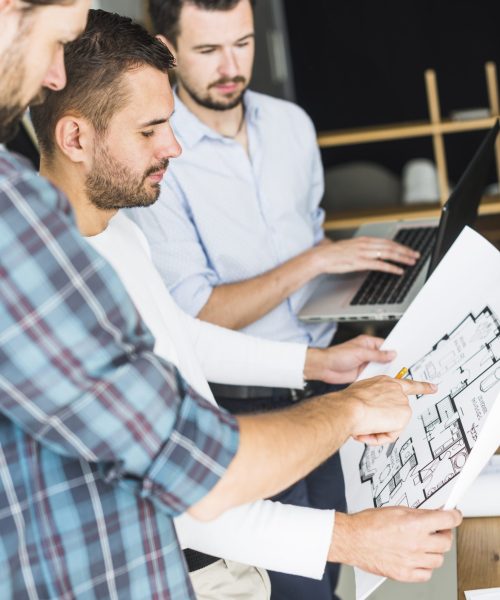 grupo-arquitecto-hombre-teniendo-discusion-sobre-blueprint