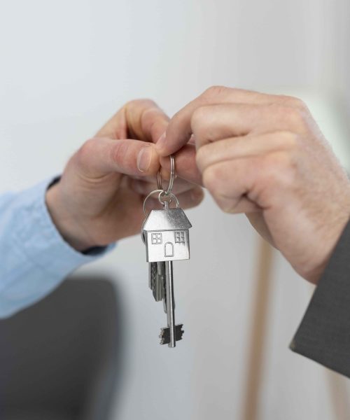 llaves-retenidas-agente-inmobiliario-comprador-min