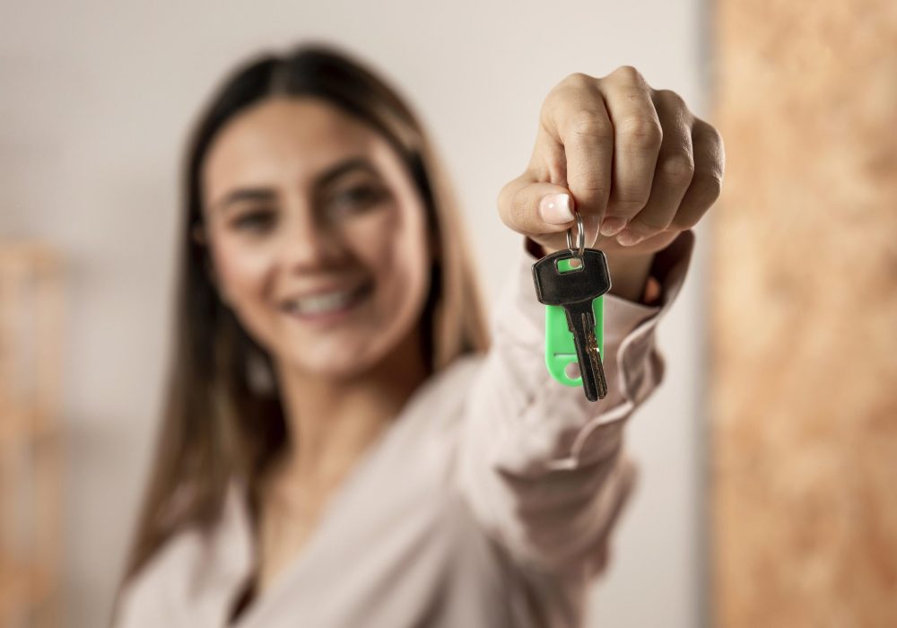primer-plano-mujer-borrosa-sosteniendo-llaves